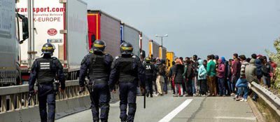 V Calais kamiony nechrání, pouze kontrolují